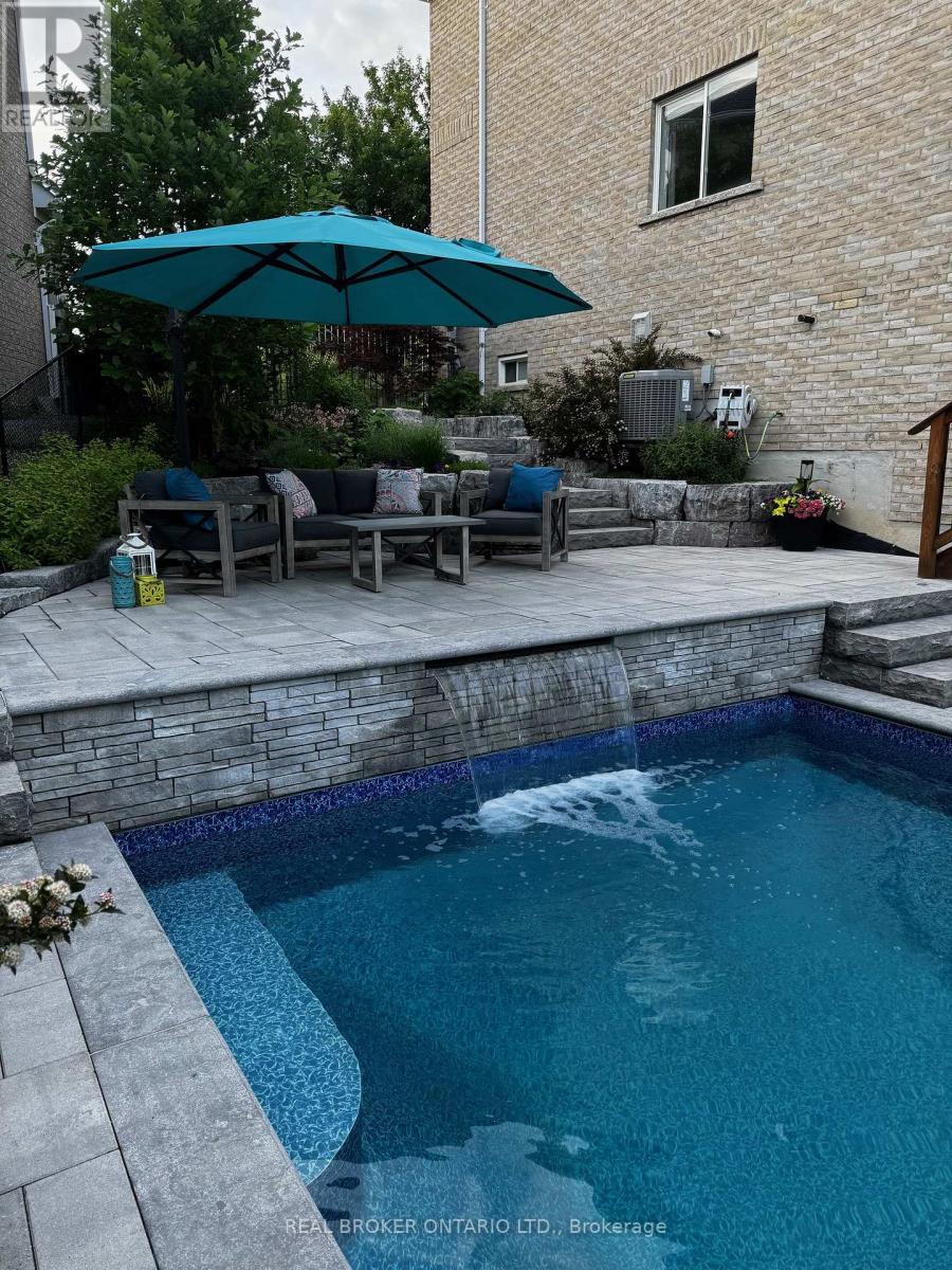 21 Mynden Way, Newmarket, Ontario  L3X 3A7 - Photo 3 - N13159768