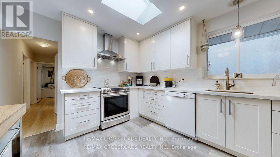 12a Delroy Drive, Toronto, Ontario  M8Y 1M7 - Photo 10 - W13478856