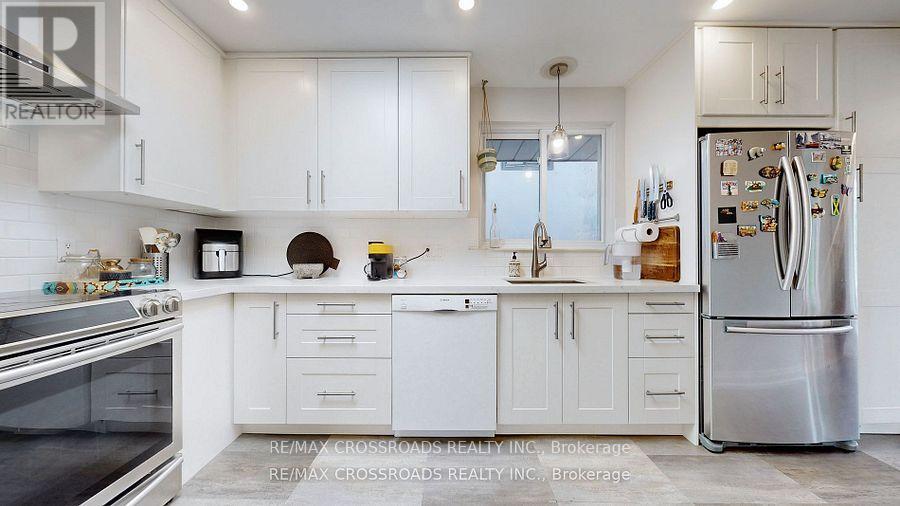 12a Delroy Drive, Toronto, Ontario  M8Y 1M7 - Photo 11 - W13478856
