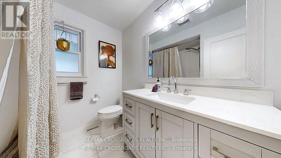 12a Delroy Drive, Toronto, Ontario  M8Y 1M7 - Photo 18 - W13478856