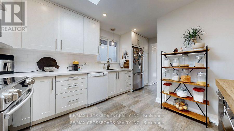 12a Delroy Drive, Toronto, Ontario  M8Y 1M7 - Photo 9 - W13478856