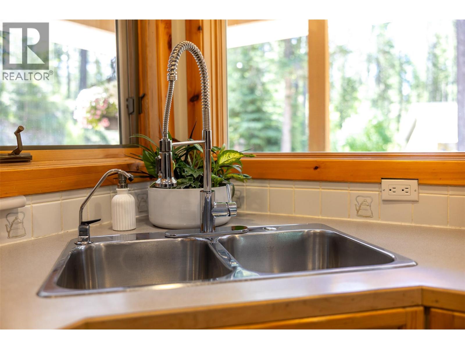 2851 Rosen Heights Road, Jaffray, British Columbia  V0B 1T0 - Photo 8 - 10382017