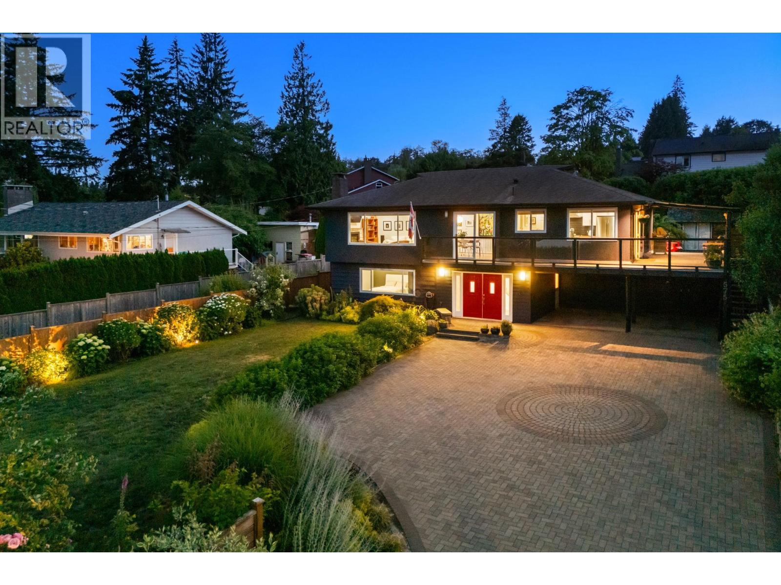 575 N DOLLARTON HIGHWAY, North Vancouver, British Columbia
