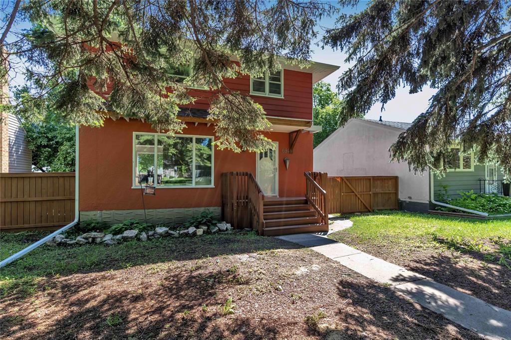 694 Brock Street, Winnipeg, Manitoba  R3N 0Z4 - Photo 1 - 202614473