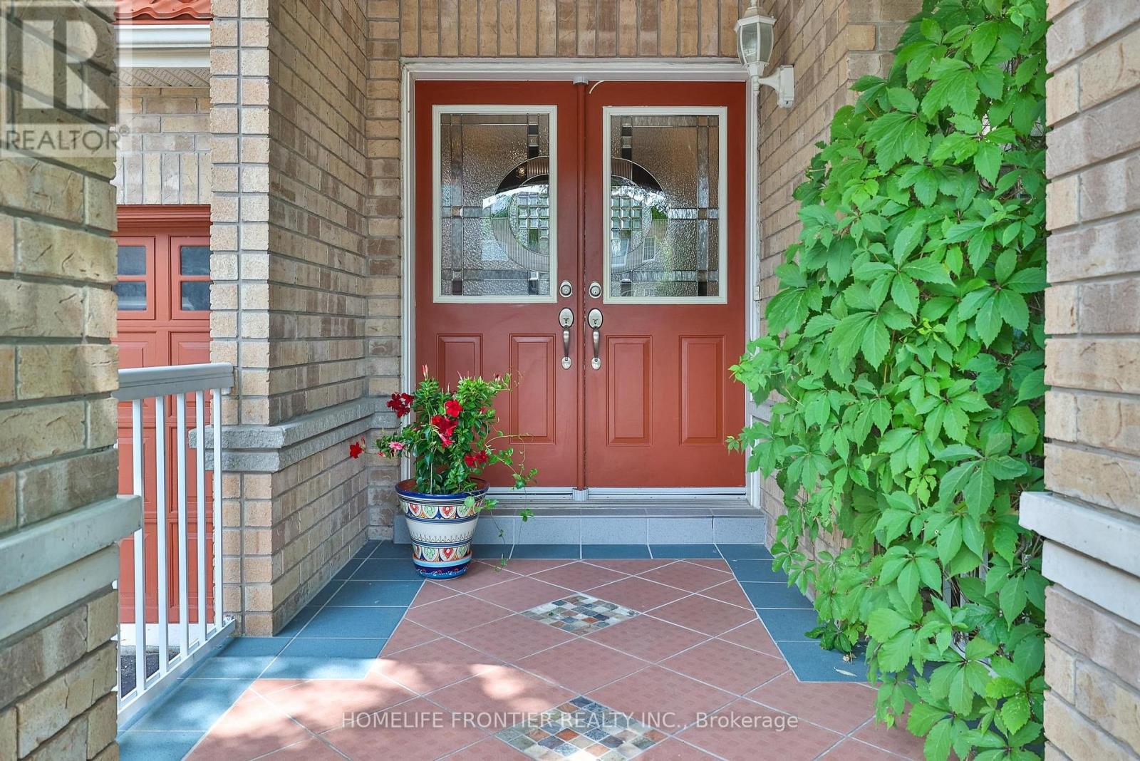 110 Red River Crescent, Newmarket, Ontario  L3X 2R1 - Photo 2 - N13479008