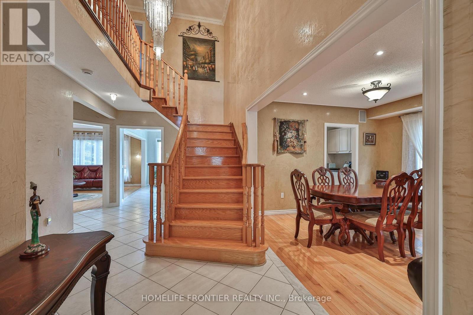 110 Red River Crescent, Newmarket, Ontario  L3X 2R1 - Photo 4 - N13479008