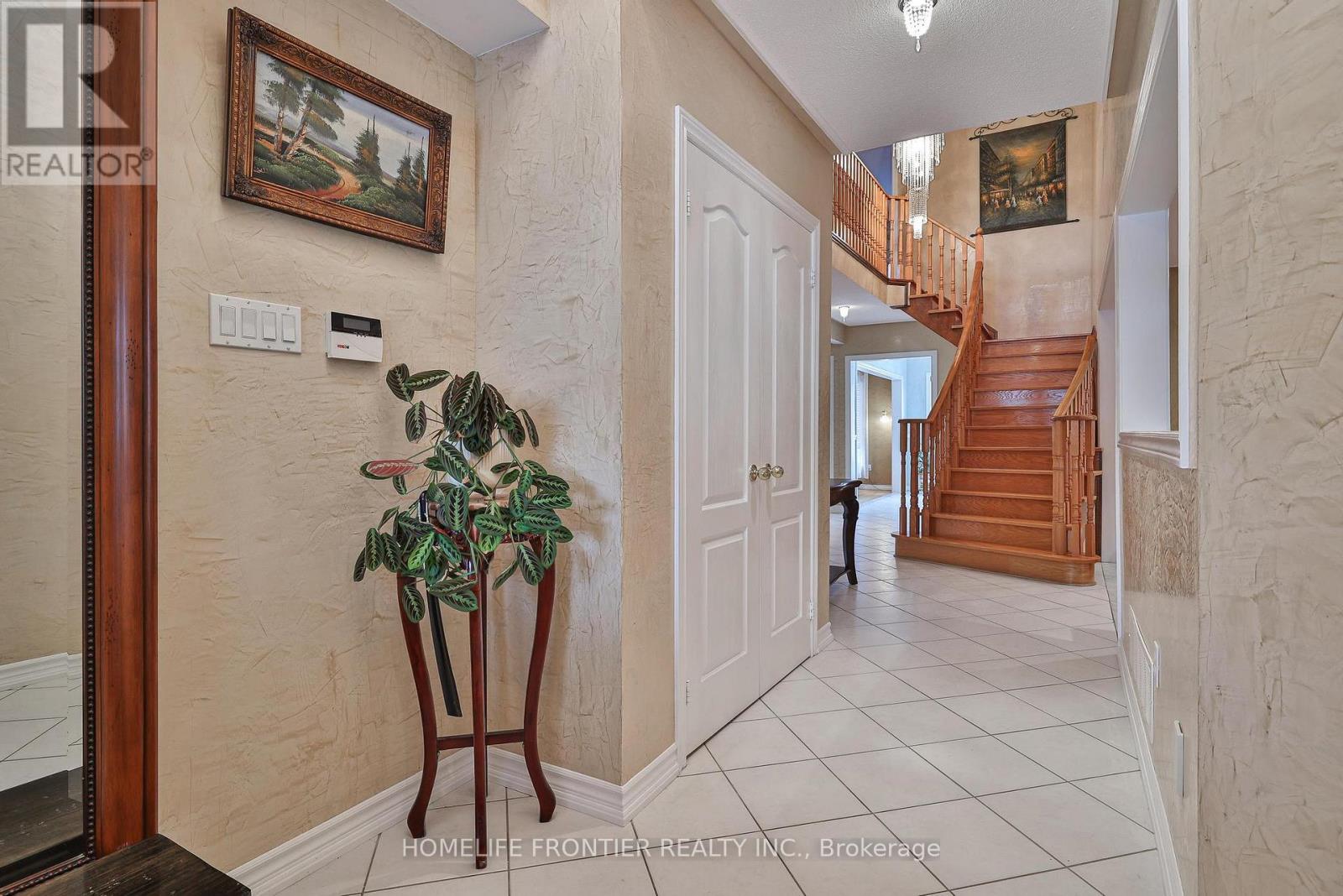 110 Red River Crescent, Newmarket, Ontario  L3X 2R1 - Photo 5 - N13479008