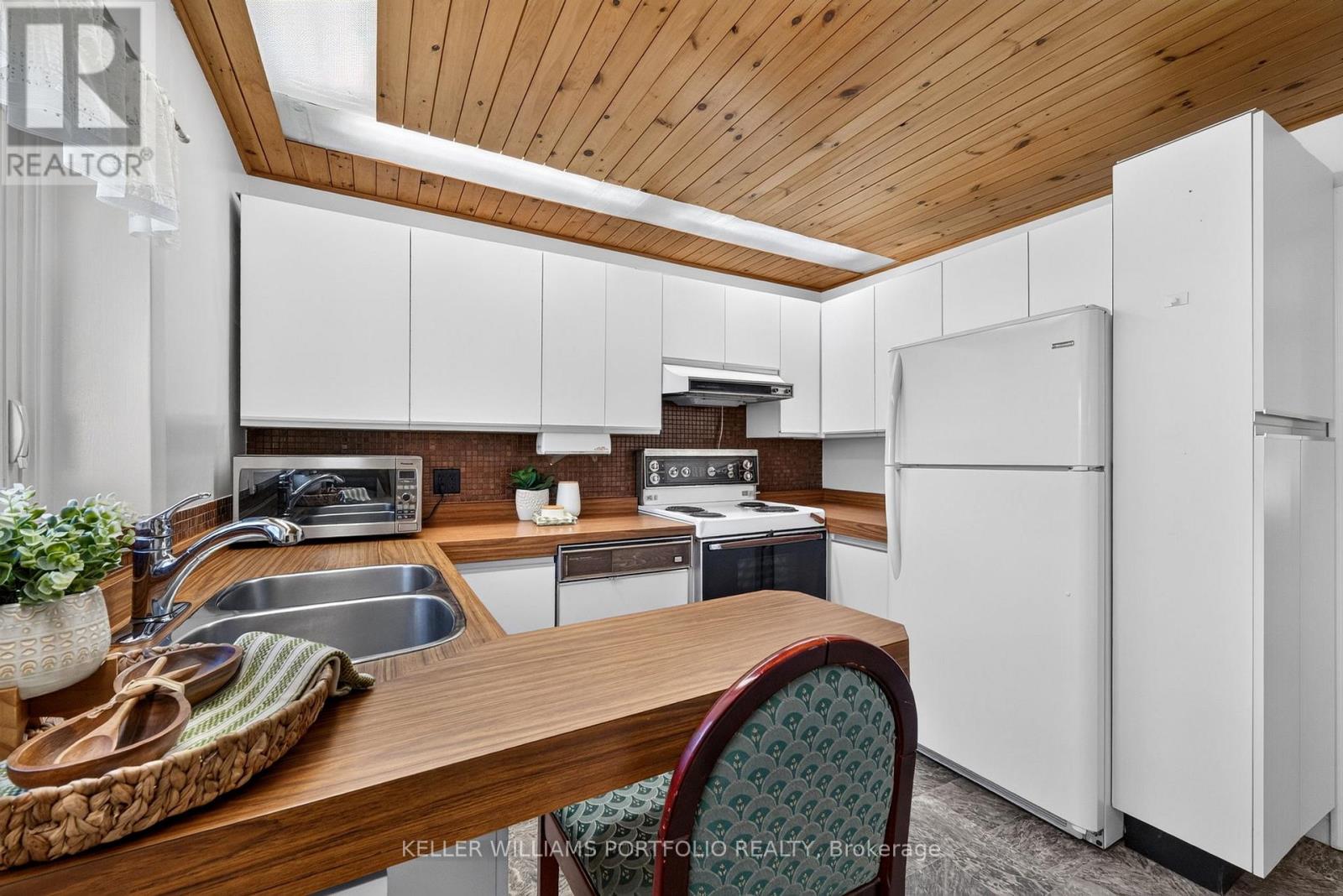 23 Graystone Gardens, Toronto, Ontario  M8Z 3C2 - Photo 12 - W13478974