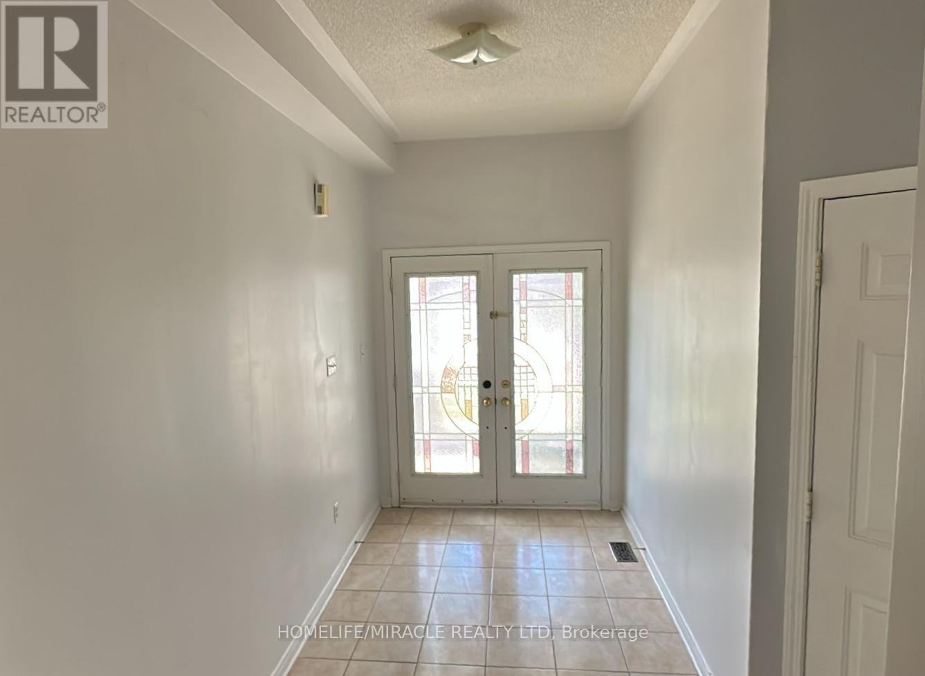 802 Genovese Place, Mississauga, Ontario L5V 3A7 - Photo 2 - W13470144