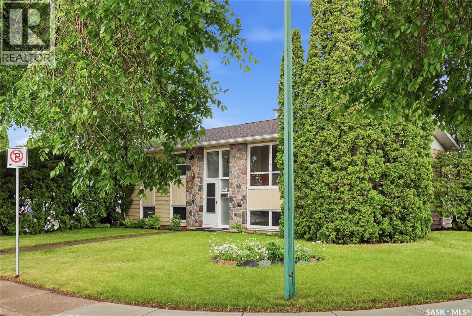 21 Bateman Crescent, Saskatoon, Saskatchewan  S7H 3C3 - Photo 2 - SK040133
