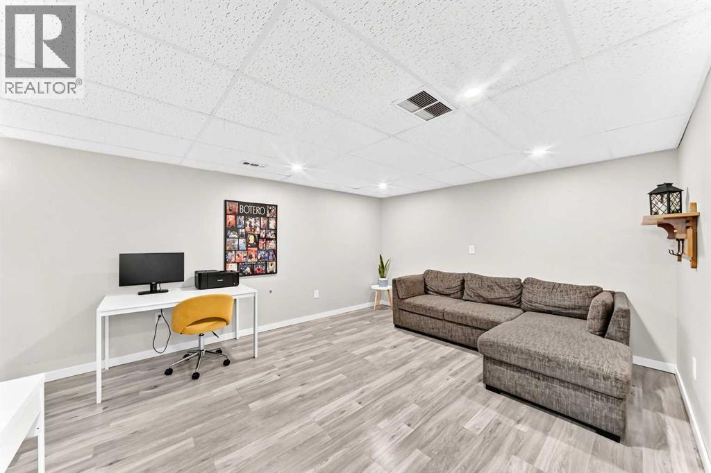 77 Edgeford Way NW, Calgary, Alberta  T3A 2S8 - Photo 17 - A2321122