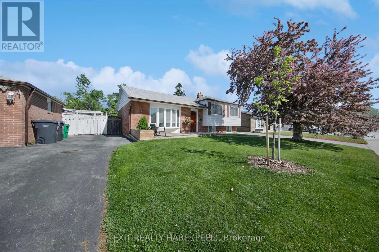 84 Addington Crescent, Brampton, Ontario  L6T 2R3 - Photo 3 - W13432312