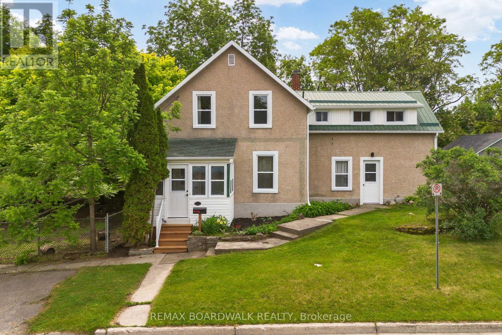 8 GRANT STREET, Perth, Ontario