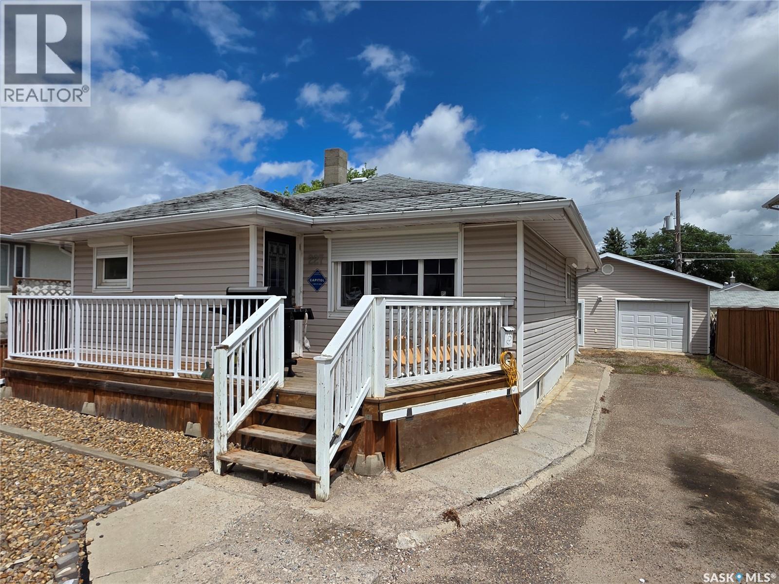 227 10th Avenue Nw, Swift Current, Saskatchewan  S9H 1B4 - Photo 1 - SK040383
