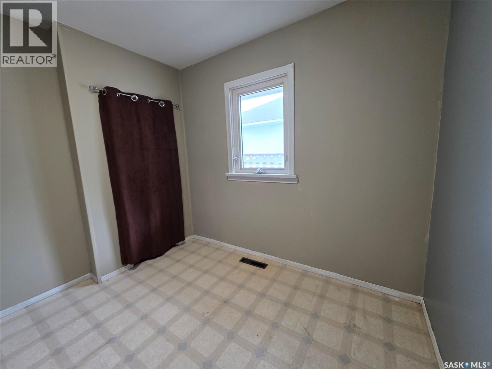 227 10th Avenue Nw, Swift Current, Saskatchewan  S9H 1B4 - Photo 13 - SK040383