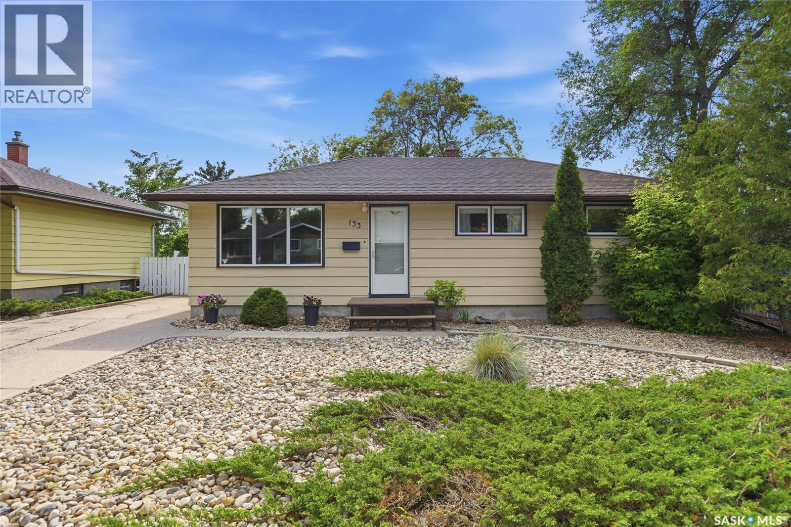 133 Ellison Crescent, Regina, Saskatchewan  S4R 4V6 - Photo 2 - SK040377