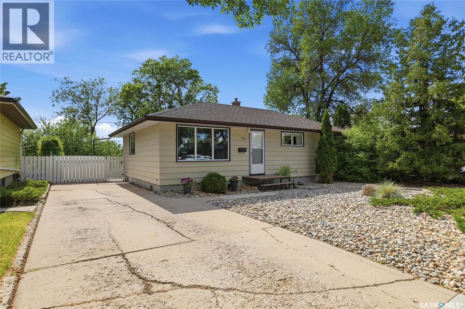 133 Ellison Crescent, Regina, Saskatchewan  S4R 4V6 - Photo 3 - SK040377