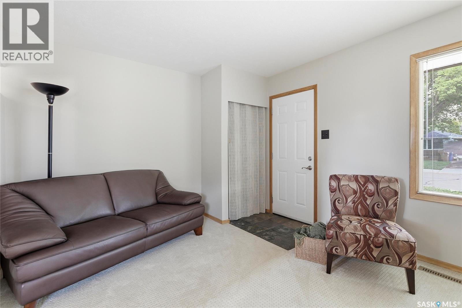 133 Ellison Crescent, Regina, Saskatchewan  S4R 4V6 - Photo 5 - SK040377