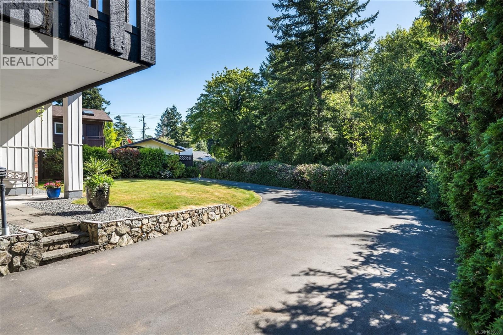 755 Mann Ave, Saanich, British Columbia  V8Z 3C3 - Photo 4 - 1039603