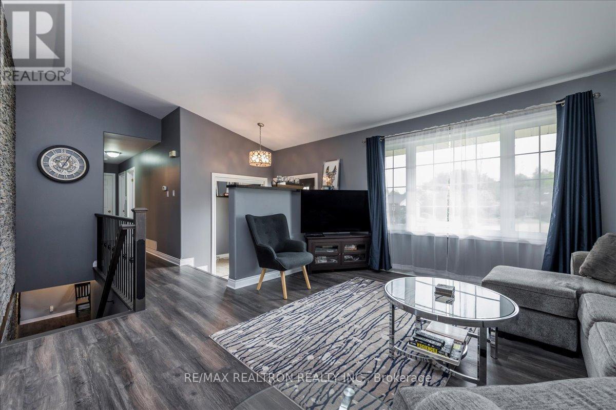 4 Templeton Drive, Clearview, Ontario  L0M 1N0 - Photo 4 - S13479754