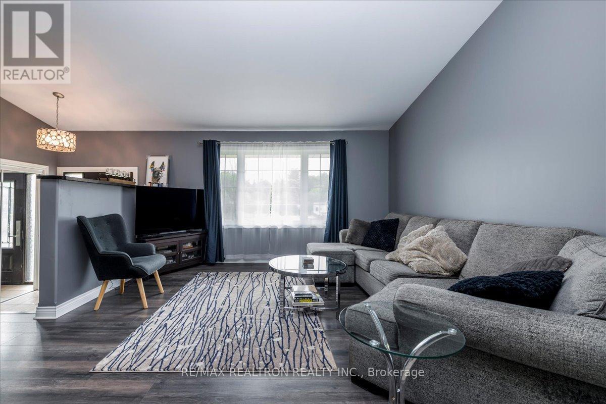 4 Templeton Drive, Clearview, Ontario  L0M 1N0 - Photo 5 - S13479754