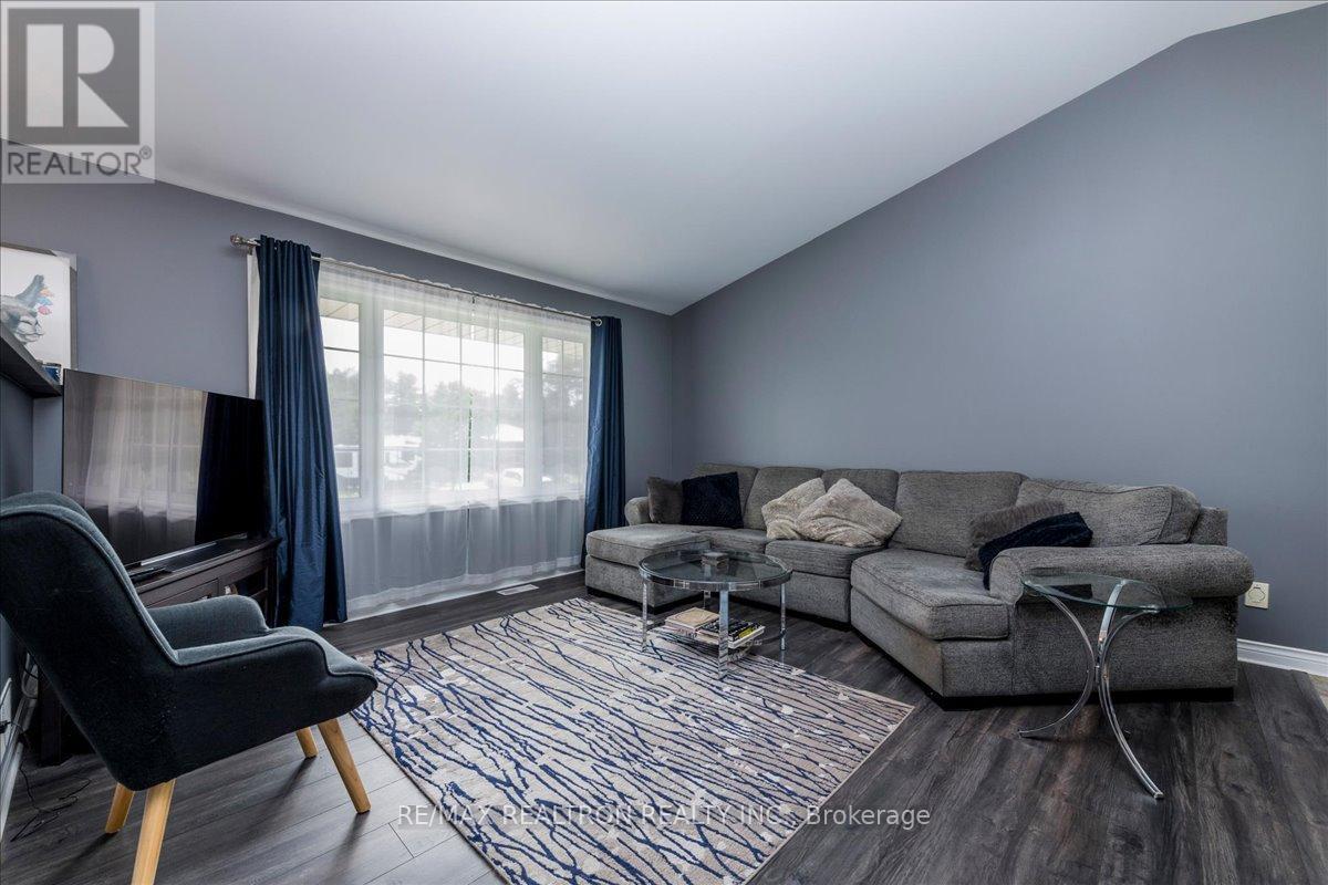 4 Templeton Drive, Clearview, Ontario  L0M 1N0 - Photo 6 - S13479754