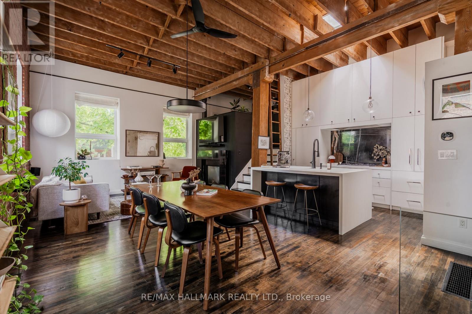<div class="slider-price">$949,000</div><p>2 - 8 Bartlett Avenue, Toronto, Ontario</p>