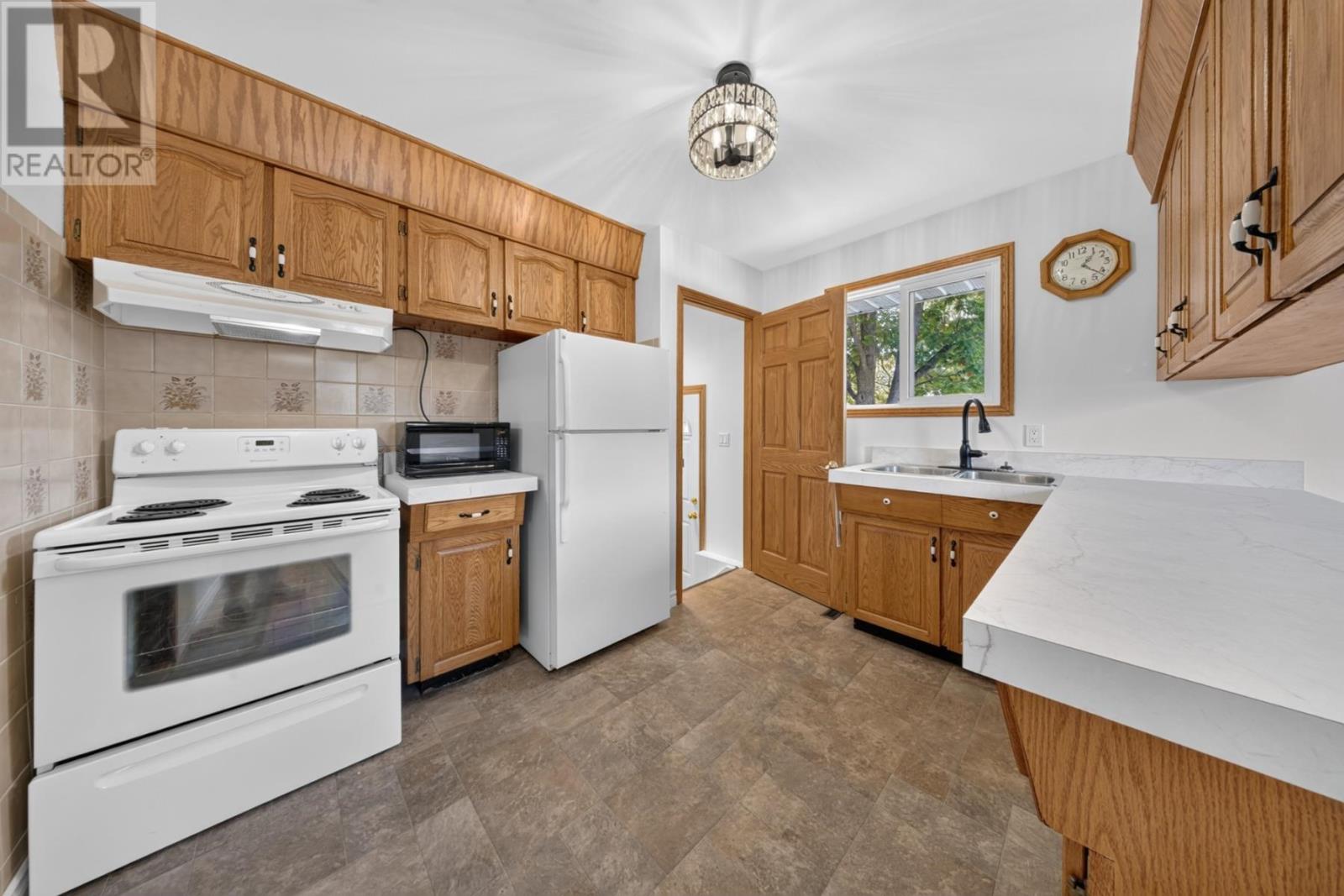 210 Chambers Ave, Sault Ste. Marie, Ontario P6A 4V7 - Photo 13 - SM261564