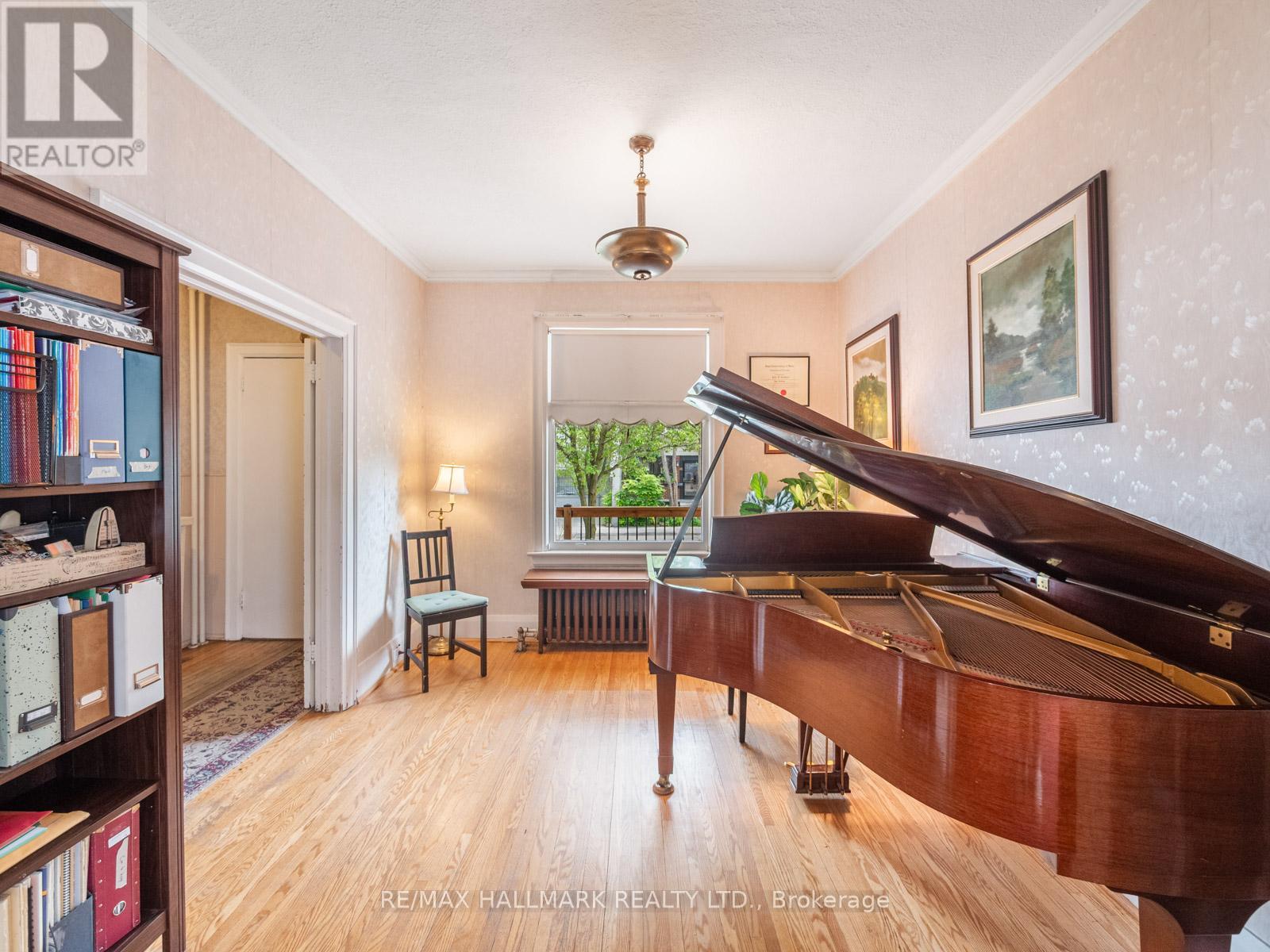 326 Cedarvale Avenue, Toronto, Ontario  M4C 4K4 - Photo 4 - E13419412