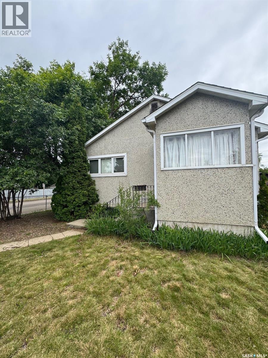 1301 107th Street, North Battleford, Saskatchewan  S9A 1Z6 - Photo 2 - SK040108