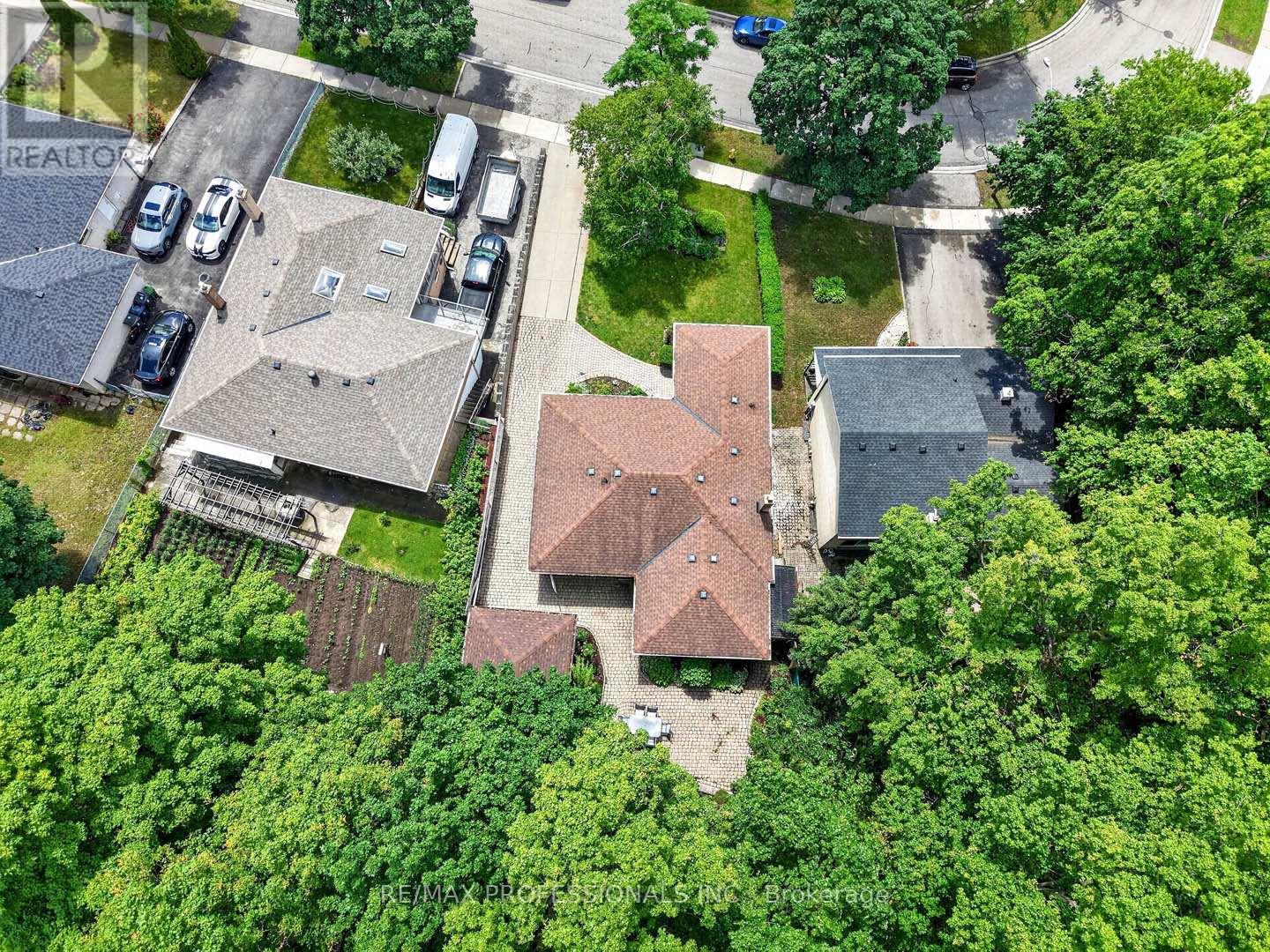 26 Bratty Road, Toronto, Ontario  M3J 1A9 - Photo 8 - W13479850