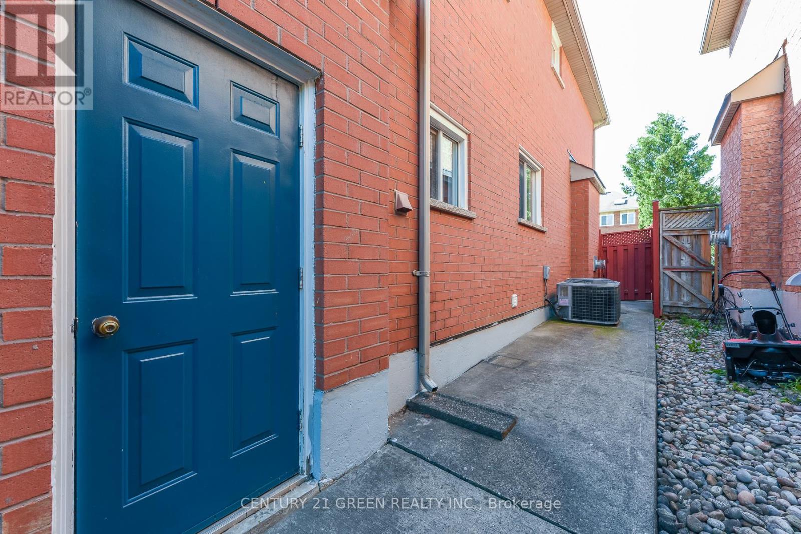 10 Sierra Peak Court, Brampton, Ontario  L6R 2B3 - Photo 4 - W13479860