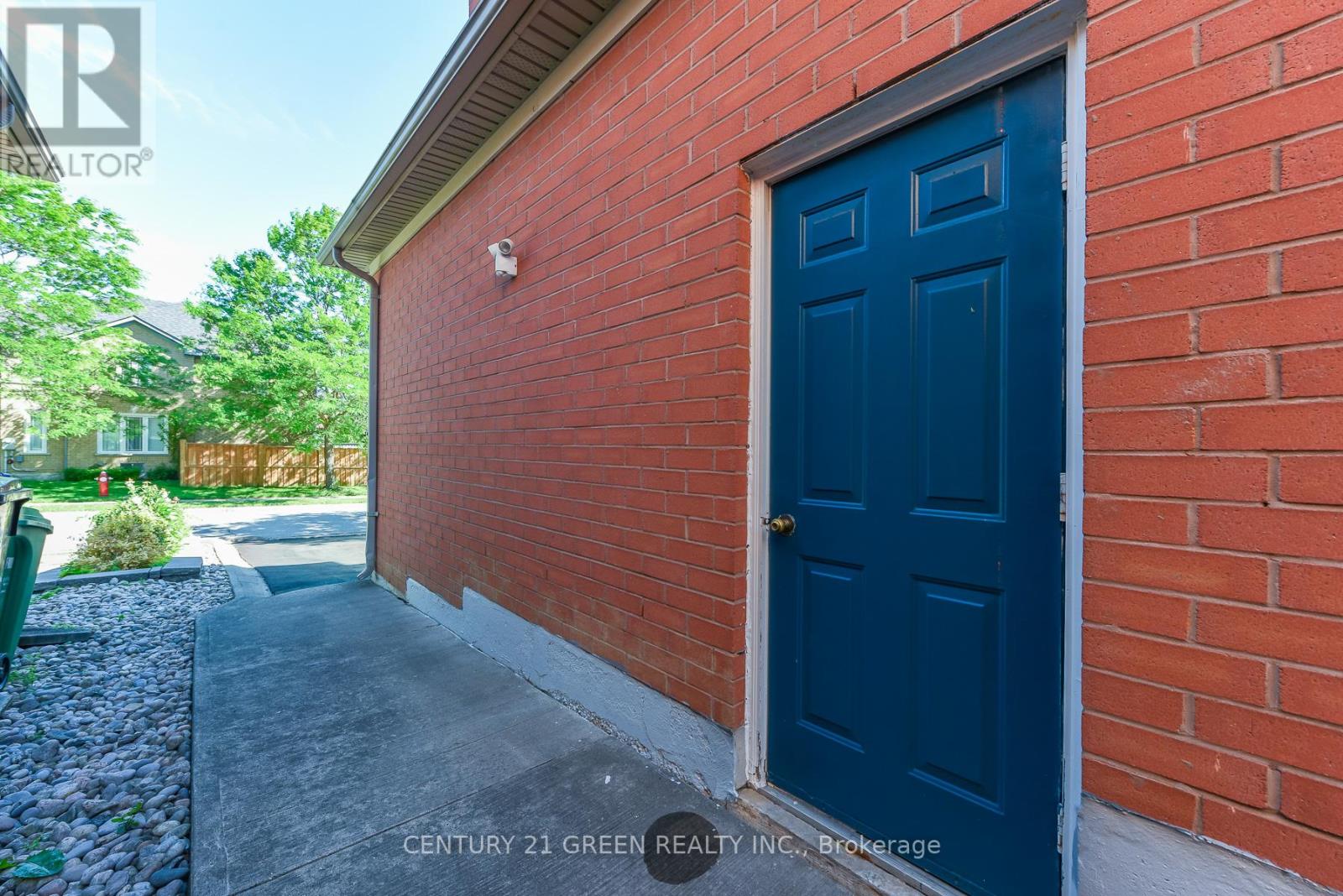 10 Sierra Peak Court, Brampton, Ontario  L6R 2B3 - Photo 5 - W13479860