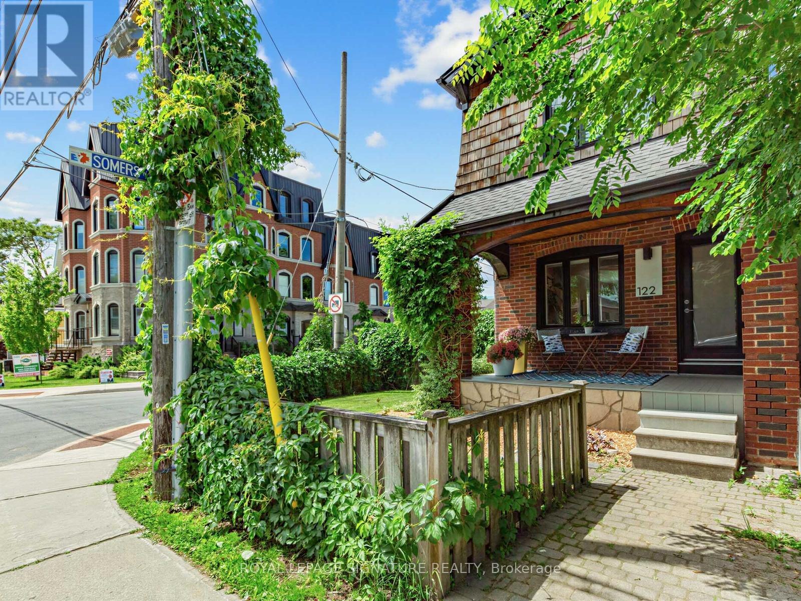 <div class="slider-price">$949,900</div><p>122 Donlands Avenue, Toronto, Ontario</p>