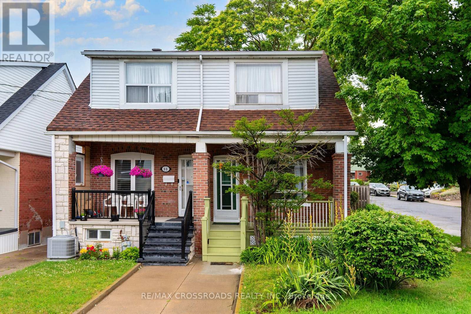 <div class="slider-price">$999,900</div><p>90 Milverton Boulevard, Toronto, Ontario</p>