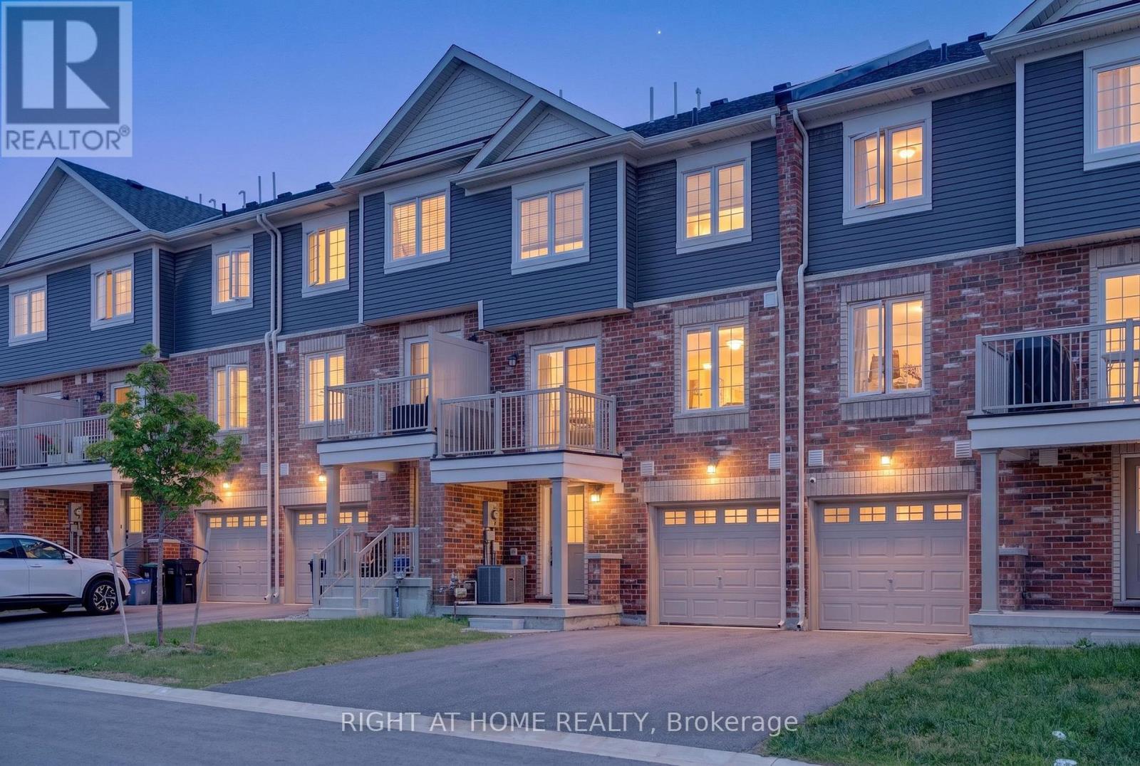9 SILO MEWS, Barrie, Ontario