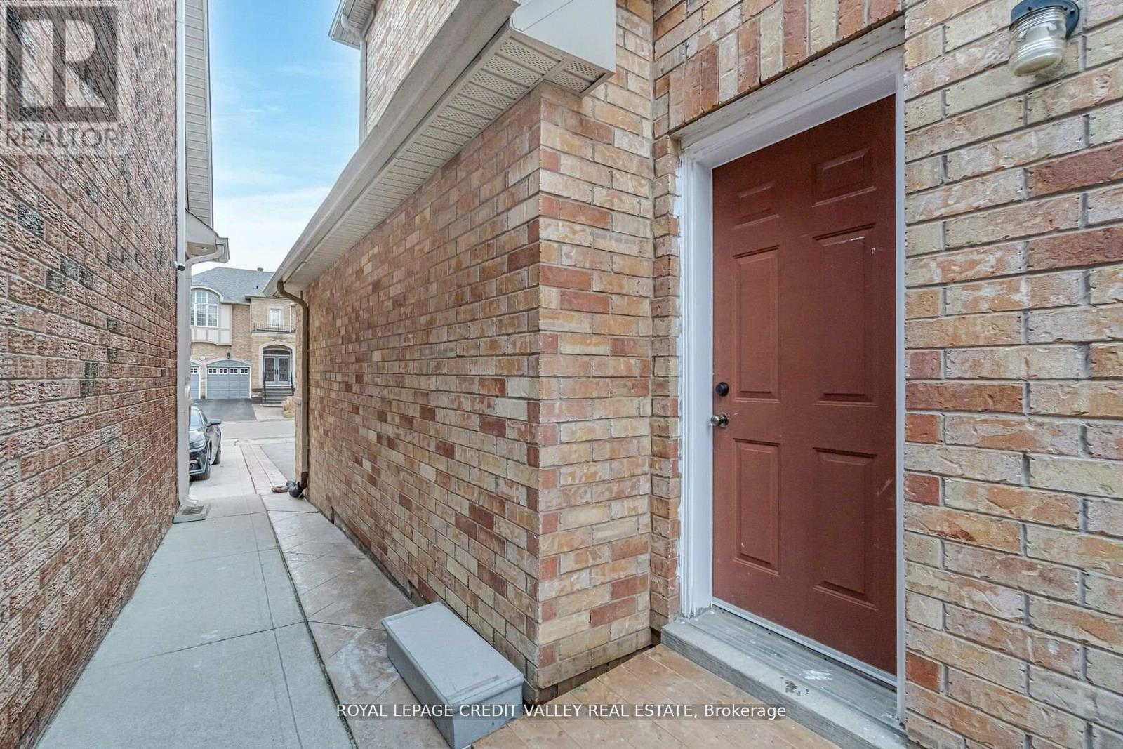 18 Trailhead Crescent, Brampton, Ontario  L6R 3H3 - Photo 7 - W13480046