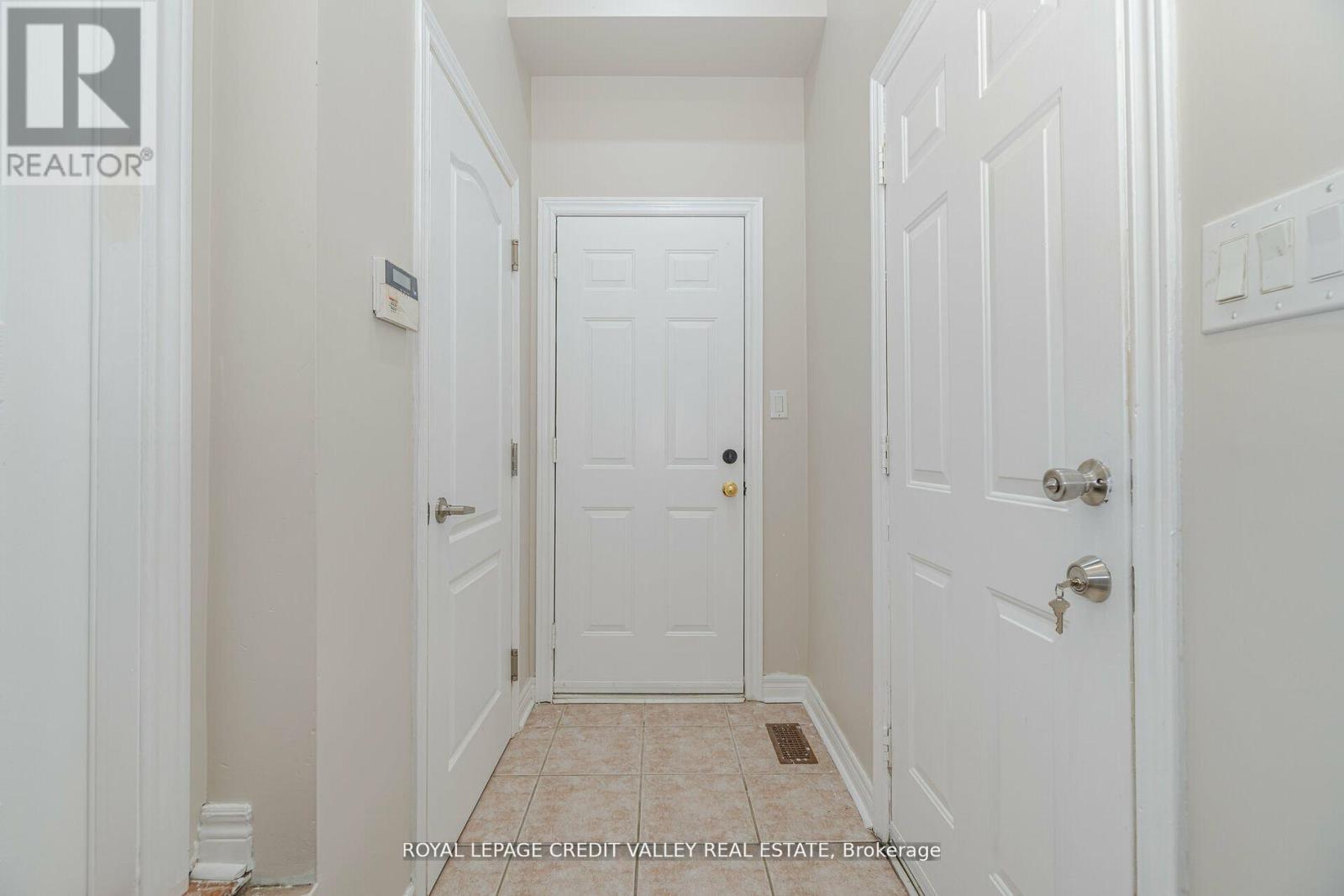 18 Trailhead Crescent, Brampton, Ontario  L6R 3H3 - Photo 8 - W13480046