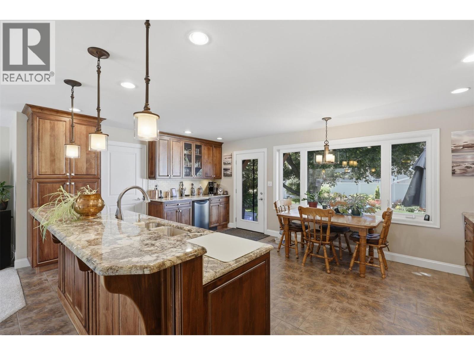 2524 Tupela Drive, Kamloops, British Columbia  V2B 6V6 - Photo 5 - 10391439