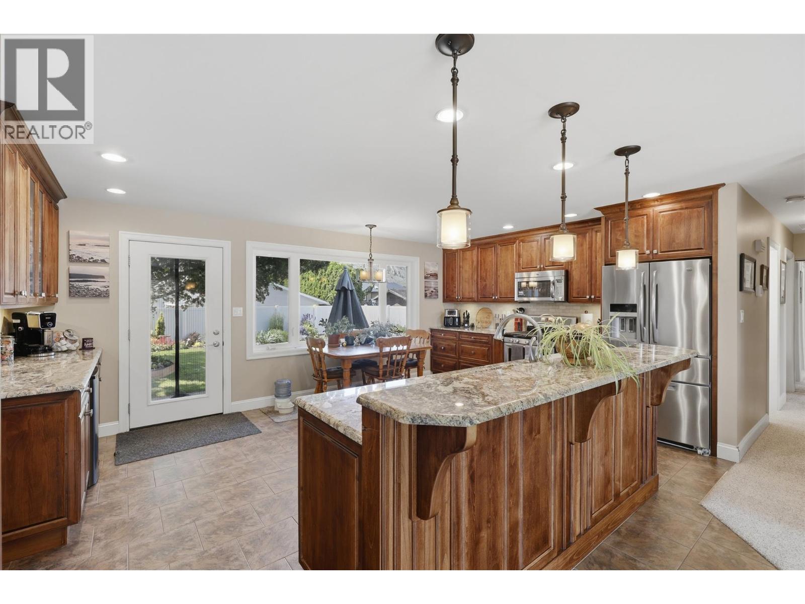2524 Tupela Drive, Kamloops, British Columbia  V2B 6V6 - Photo 4 - 10391439