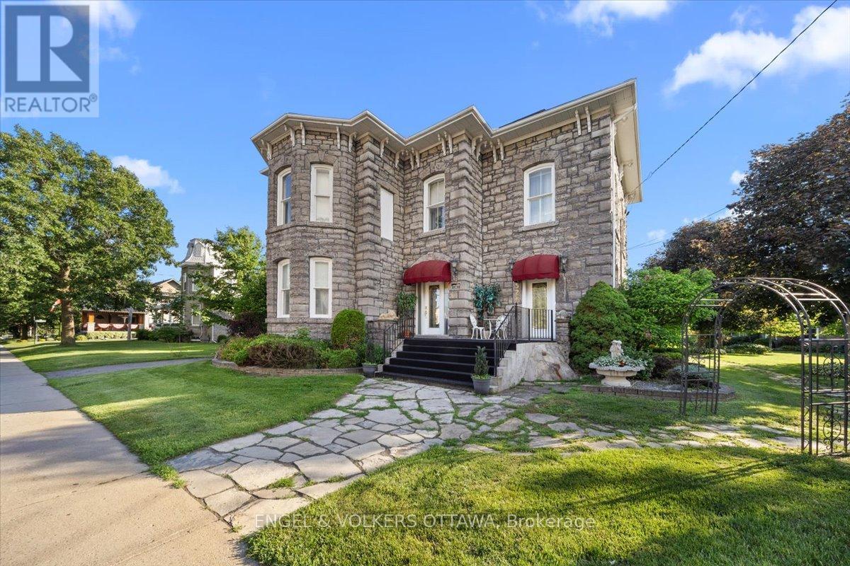 528 ST LAWRENCE STREET, North Dundas, Ontario