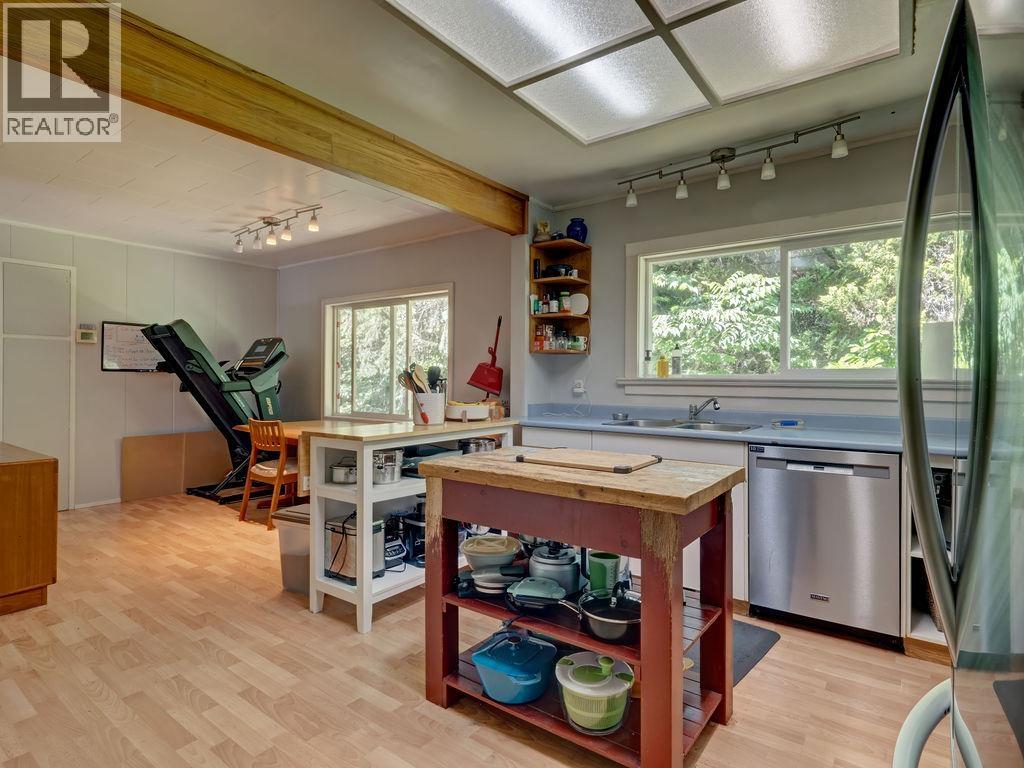 999 Reed Road, Gibsons, British Columbia  V0N 1V7 - Photo 11 - R3138974