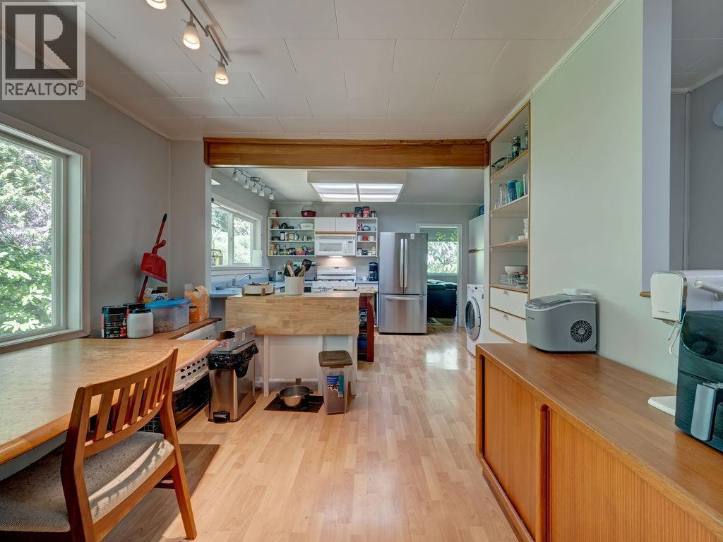 999 Reed Road, Gibsons, British Columbia  V0N 1V7 - Photo 14 - R3138974
