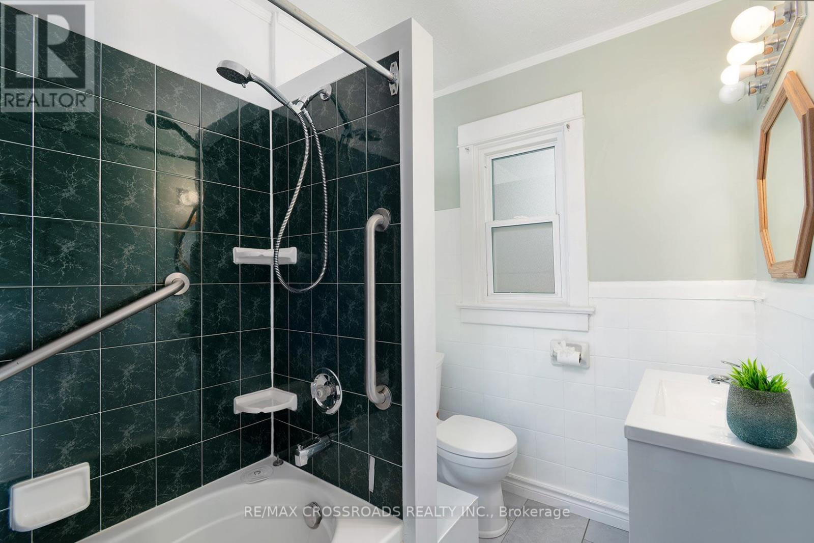 90 Milverton Boulevard, Toronto, Ontario  M4J 1T8 - Photo 25 - E13480152