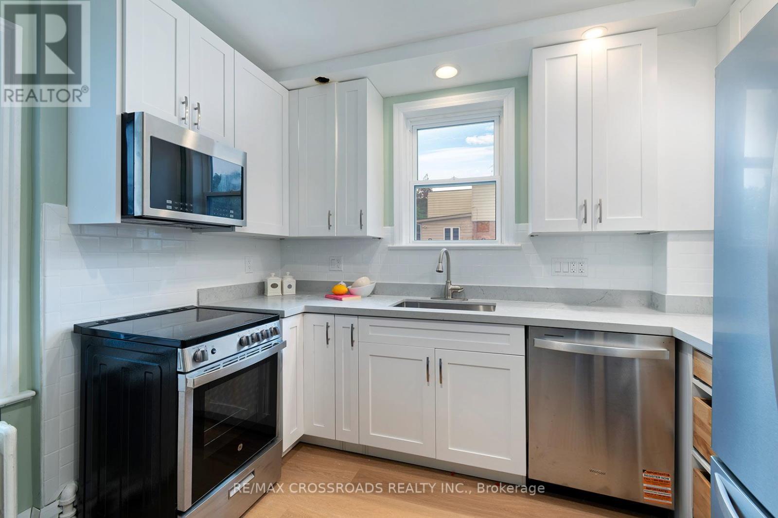 90 Milverton Boulevard, Toronto, Ontario  M4J 1T8 - Photo 14 - E13480152