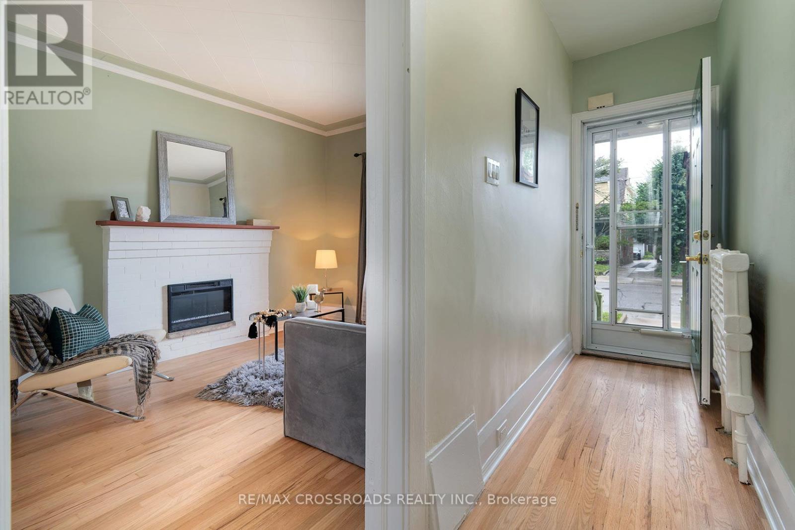 90 Milverton Boulevard, Toronto, Ontario  M4J 1T8 - Photo 7 - E13480152