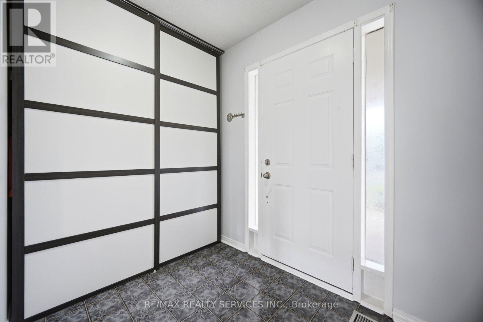 82 Muirland Crescent, Brampton, Ontario L6X 4P3 - Photo 4 - W13476028