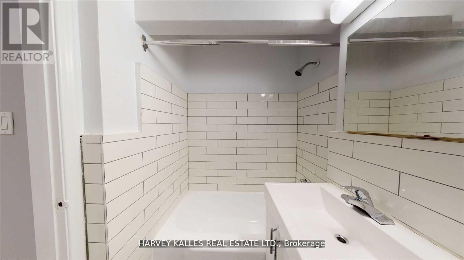 B7 - 31 Clearview Heights, Toronto, Ontario  M6M 2A2 - Photo 14 - W13480496