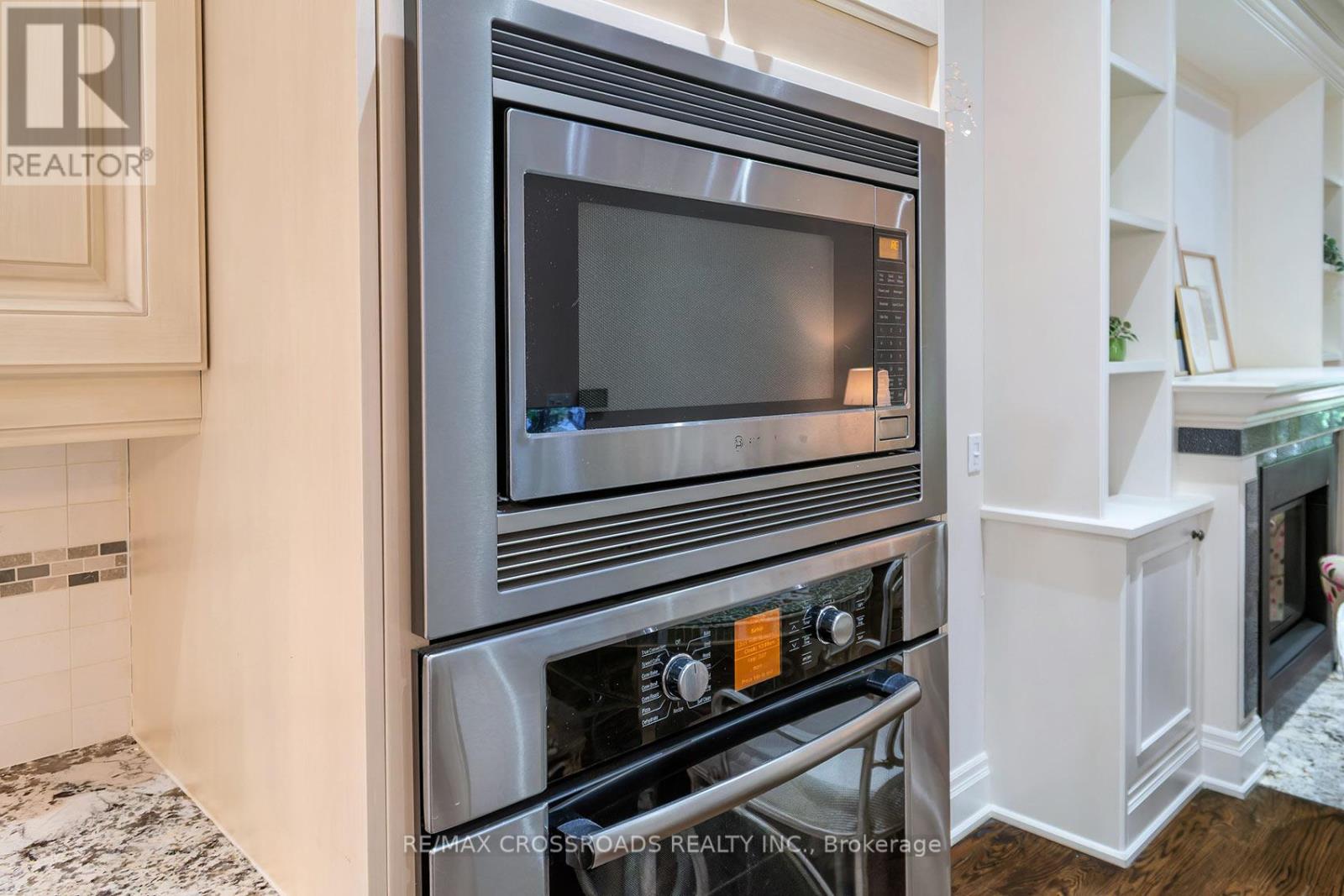 2 Bond Avenue, Toronto, Ontario  M3B 1L8 - Photo 18 - C13474582