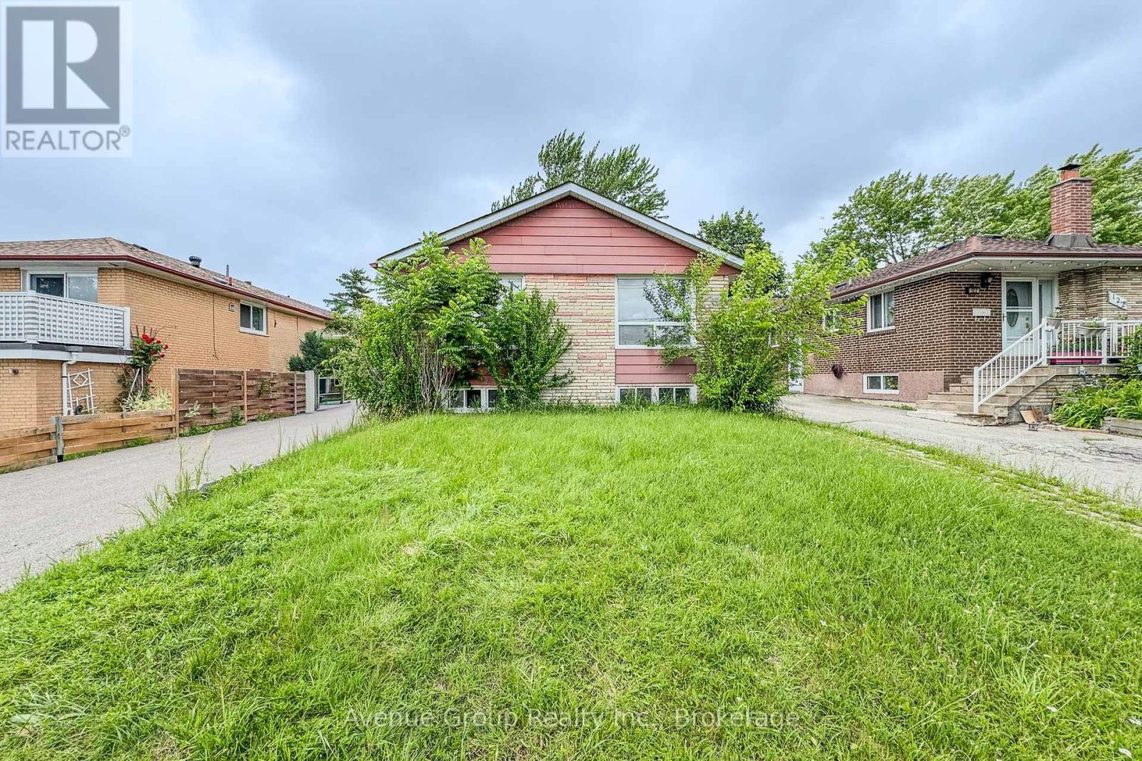 <div class="slider-price">$699,999</div><p>124 Westhumber Boulevard, Toronto, Ontario</p>